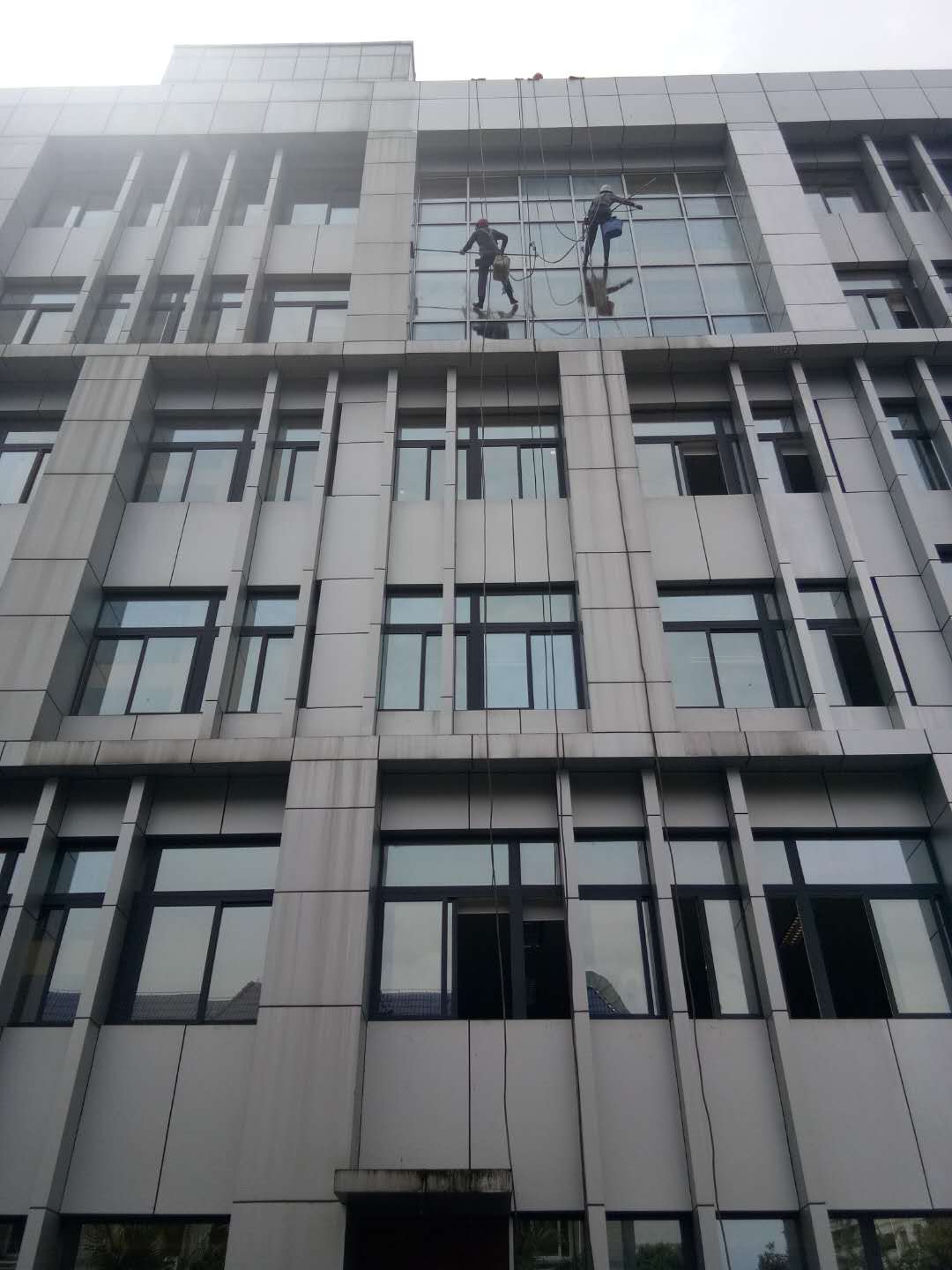 重庆渝超物业承接国家电网外墙清洗