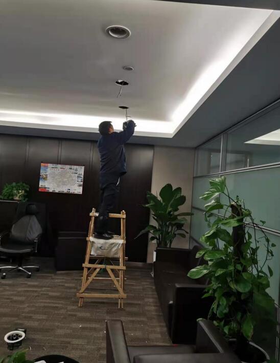 2020年12月9日，重庆万州哈尔滨银行办公楼顶灯更换服务由重庆渝超物业管理有限公司承接并顺利完成，并取得甲方领导一致好评。