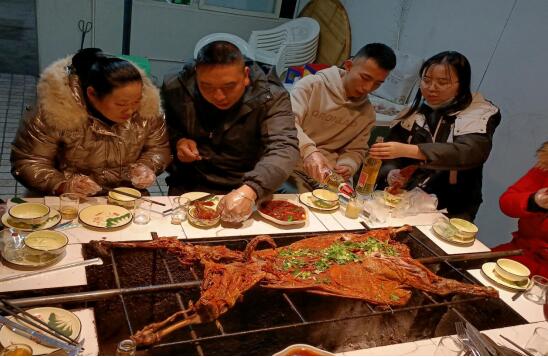 2021年1月1日元旦节，重庆渝超物业管理有限公司为感谢员工这一年的辛苦付出，为了增进大家的感情,增强团队凝聚力，举办聚餐活动。