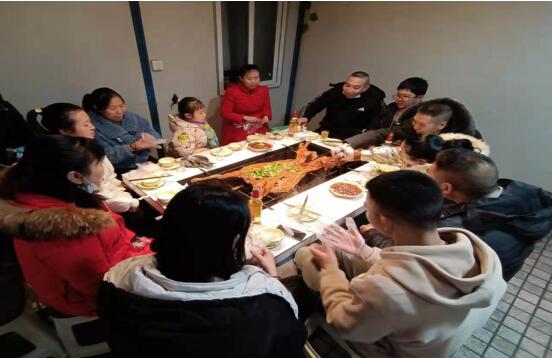2021年1月1日元旦节，重庆渝超物业管理有限公司为感谢员工这一年的辛苦付出，为了增进大家的感情,增强团队凝聚力，举办聚餐活动。