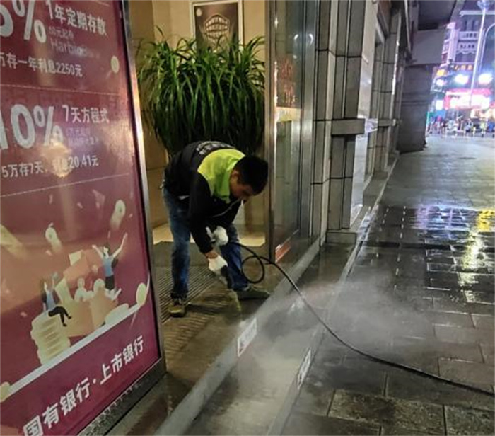 2023年8月14日万州哈尔滨银行清洗门头由重庆渝超物业管理有限公司万州分公司承接，并顺利完成任务，且得到甲方一致好评。
