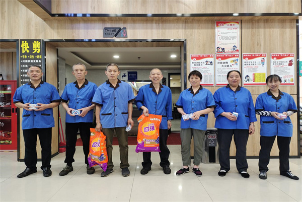 2024年4月23日重庆渝超物业管理有限公司发放第一季度优秀员工奖品！