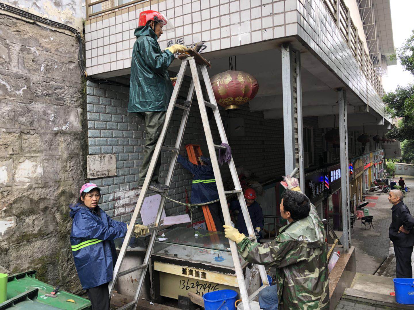 2019年6月10日重庆市万州高级中学外围门店及墙面清洁广告、污垢、油渍由渝超物业旗下美万家保洁承接并顺利完工