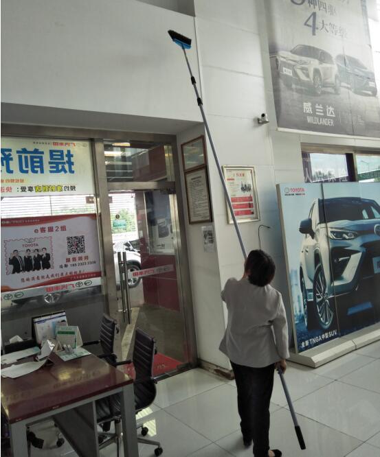 2021年6月16日重庆市万州区渝超物业管理服务有限公司合作外包单位广汽丰田4S店保洁现场。